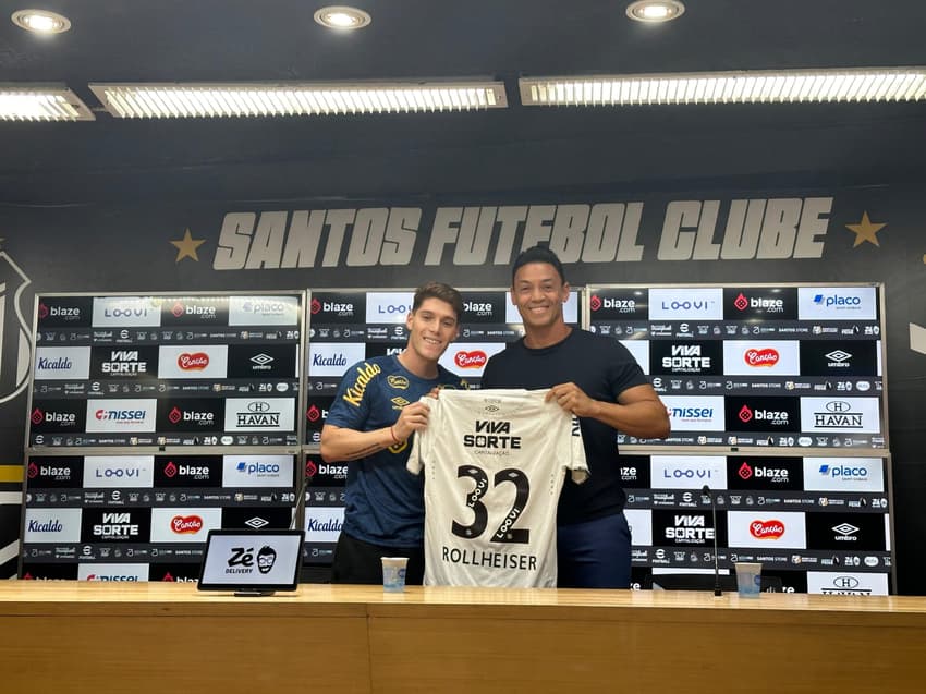 O ex-jogador e ídolo do Santos Ricardo Oliveira entrega a camisa 32 para Benjamín Rollheiser (Foto: Juliana Yamaoka)