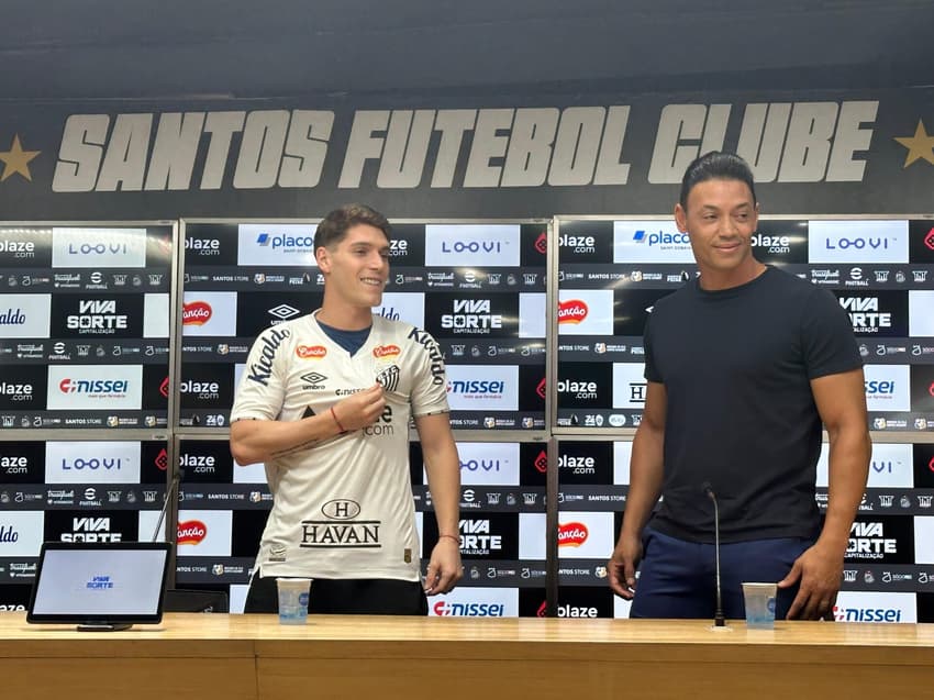 O novo jogador do Santos Benjamín Rollheiser durante apresentação na Vila Belmiro assumindo a camisa 32 do time. (Foto: Juliana Yamaoka)