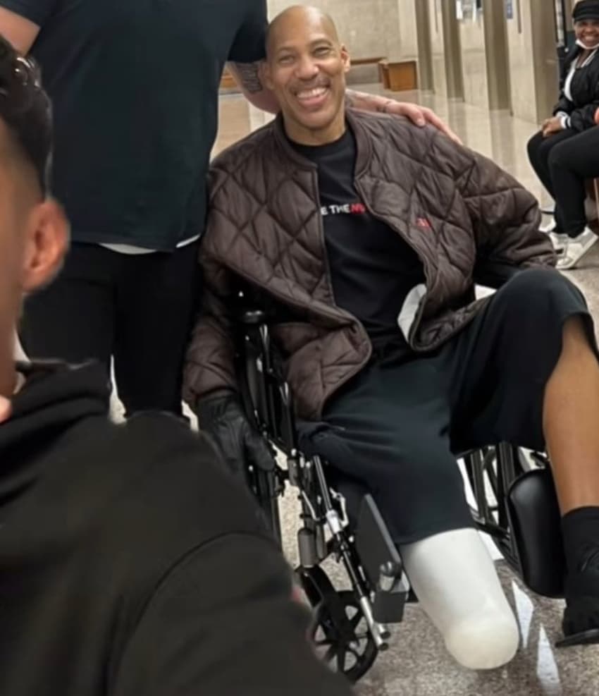 LaVar Ball sorrindo após passar por operação de amputação de parte da perna (Divulgação/X)