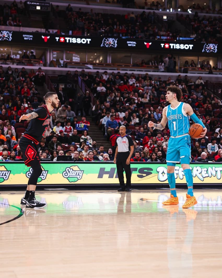 Lonzo, pelo Chicago, Bulls e LaMelo Ball, pelo Charlotte Hornets, duelando pela NBA (Divulgação/@chicagobulls)