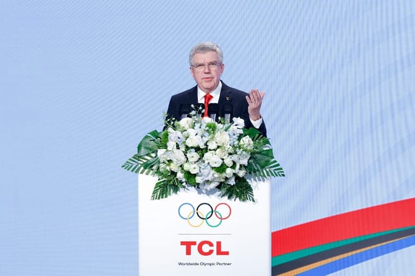 Thomas Bach, presidente do Comitê Olímpico Internacional, assinou acordo com a TCL nesta quinta-feira (20)