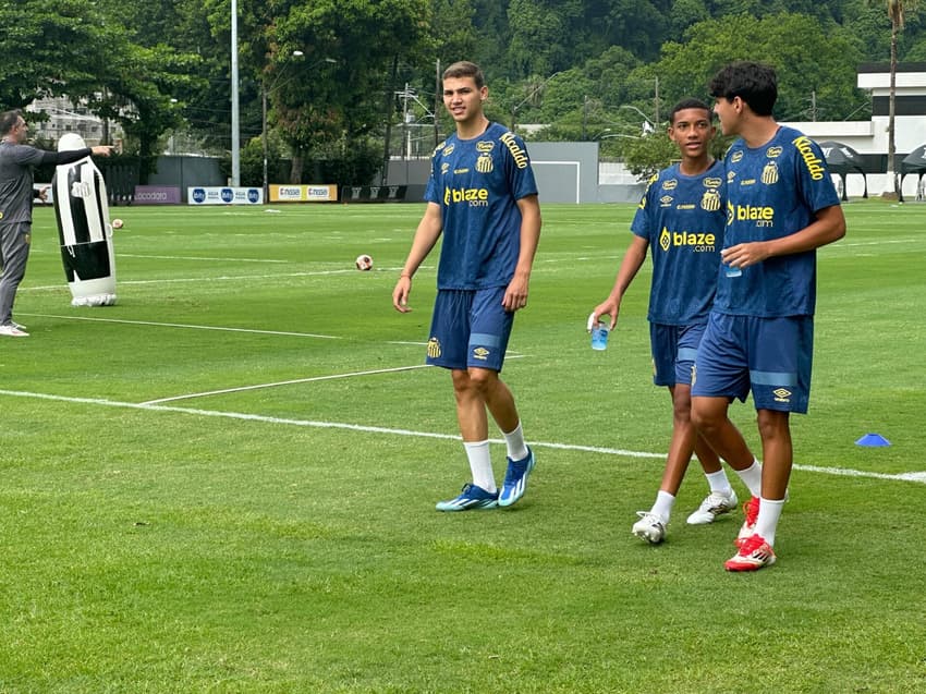 O recém-contratado Deivid Washingto treina entre os reservas nesta sexta-feira (21), no CT Rei Pelé. (Foto: Juliana Yamaoka)