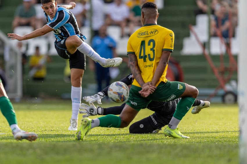 Monsalve em Ypiranga x Gremio (foto: Liamara Polli/AGIF)