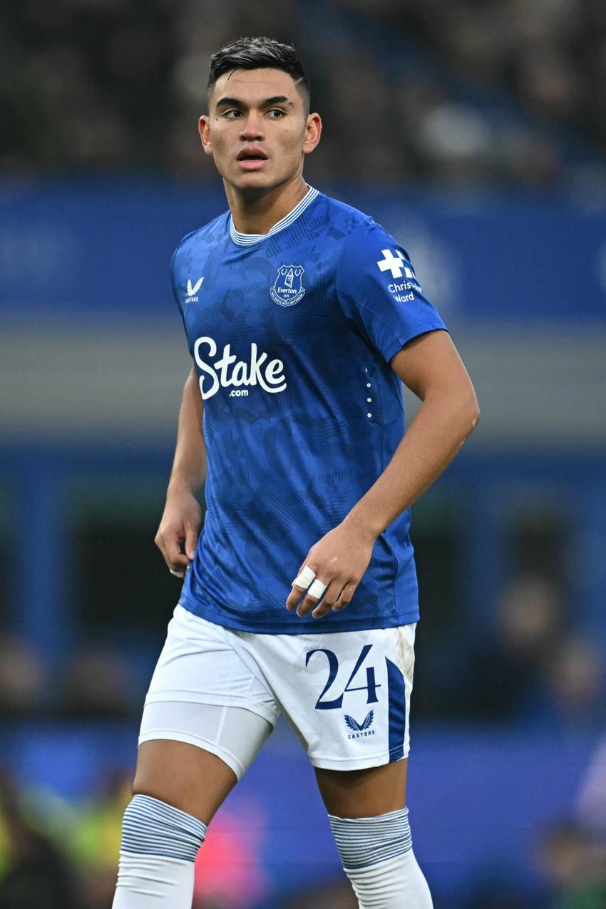 Alcaraz em ação pelo Everton (Foto: Paul Ellis / AFP)