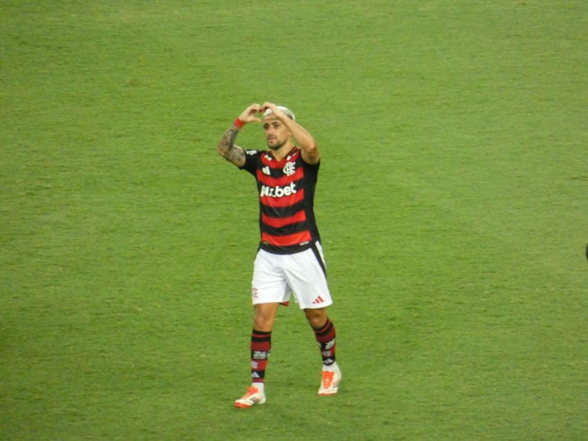 Arrascaeta comemora gol no jogo do Flamengo contra o Maricá