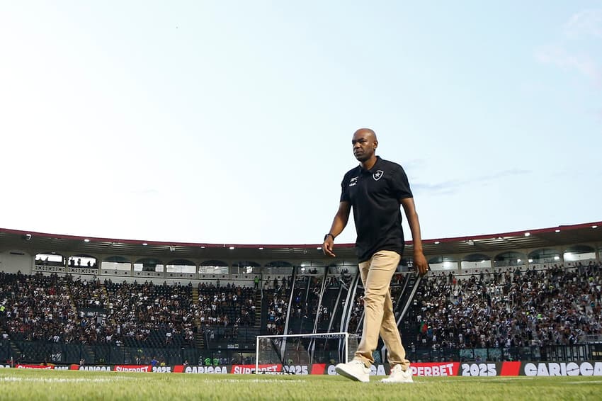 Cláudio Caçapa, técnico do Botafogo