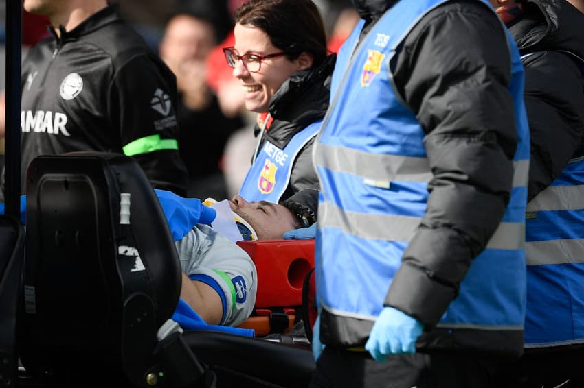 Conechny deixou o gramado de Barcelona x Alavés com um colar cervical (Foto: Josep Lago/AFP)