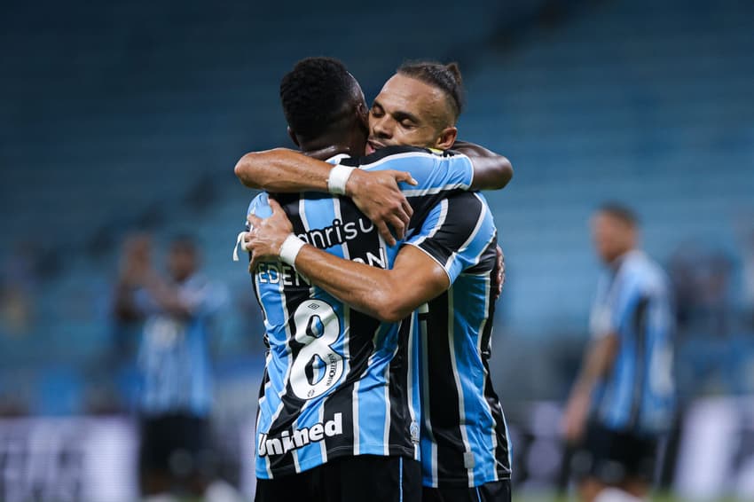 Braithwaite abraça Edenilson; dupla funcionou em Grêmio x Pelotas 