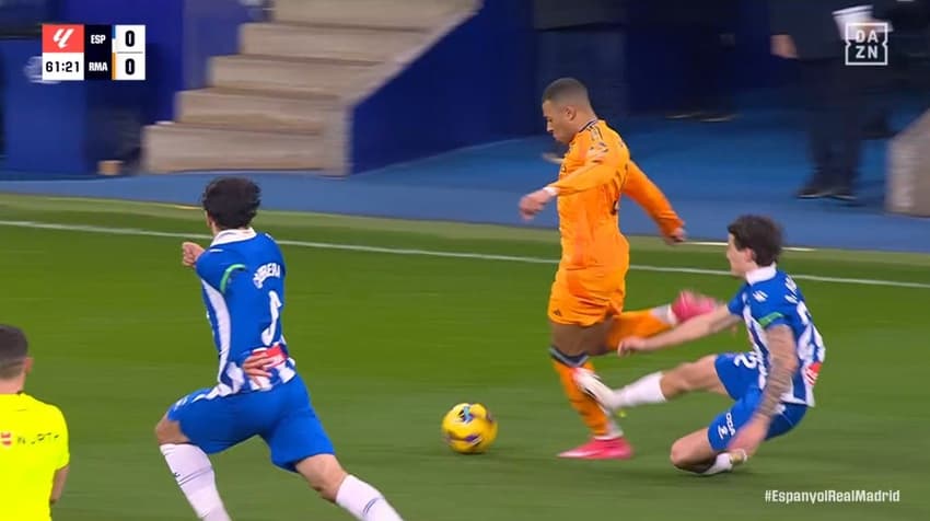 Entrada perigosa de Carlos Romero em Kylian Mbappé (Foto: Reprodução/DAZN)