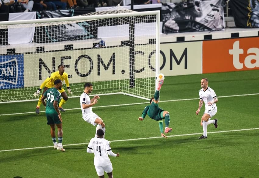 Roberto Firmino marca golaço de bicicleta pelo Al-Ahli, na Liga dos Cameões da Ásia (Foto: Reprodução)