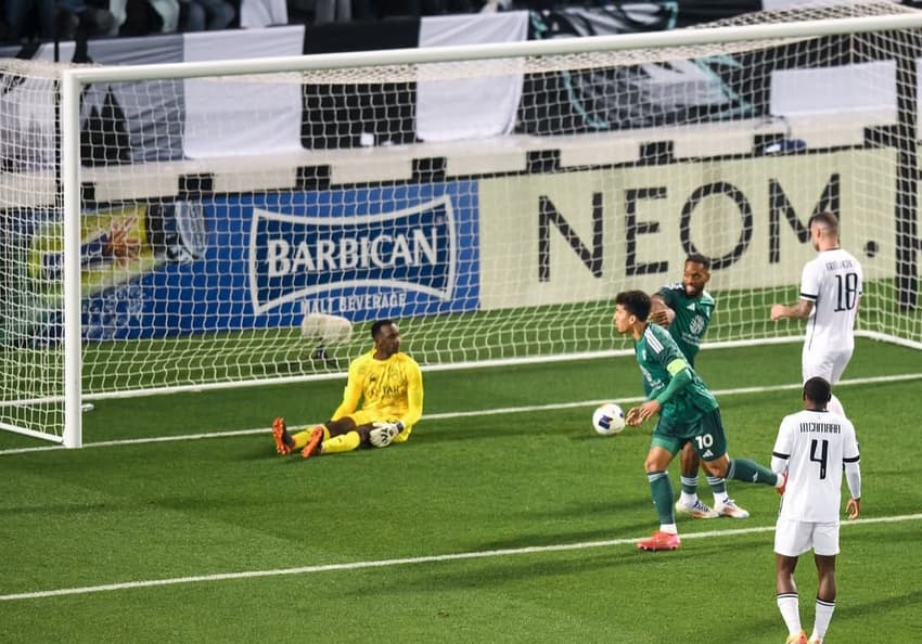 Roberto Firmino comemora gol pelo Al-Ahli (Foto: Reprodução)