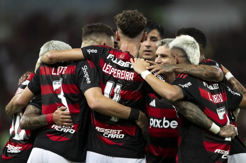 Jogadores do Flamengo comemoram gol contra o Maricá