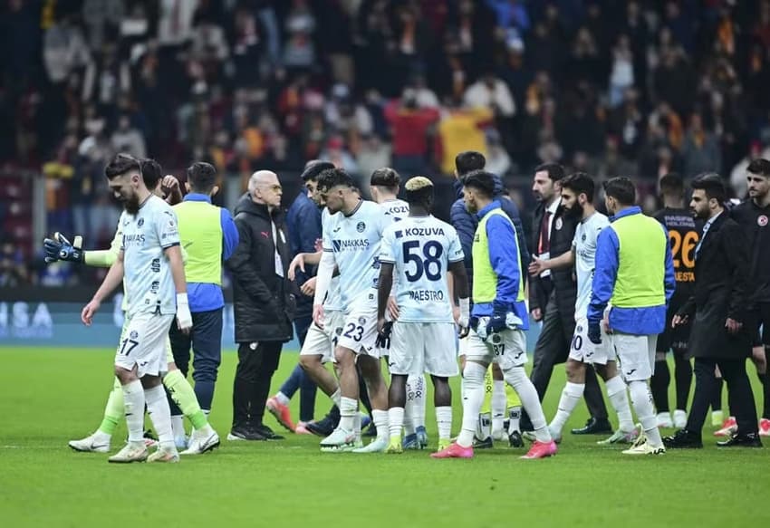 A partida entre Galatasaray e Adana Demirspor foi suspensa após os visitantes se retirarem do gramado na metade final do primeiro tempo (Foto: Abdulhamid Hosbas/Anadolu)
