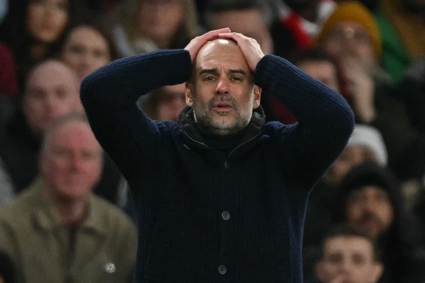 Pep Guardiola lamenta à beira do gramado pelo Manchester City (Foto: Glyn Kirik/AFP)