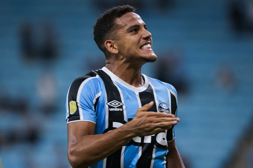 Gustavo Martins marcou de letra e abriu a contagem em Grêmio x Pelotas