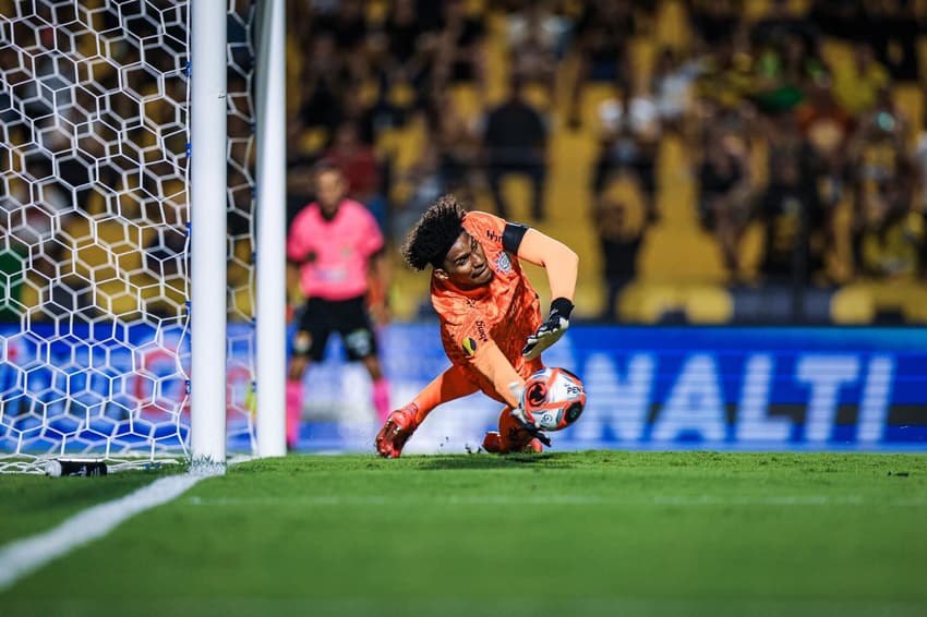 Hugo Souza, do Corinthians, defende pênalti no jogo contra o Novorizontino pelo Paulistão 2025