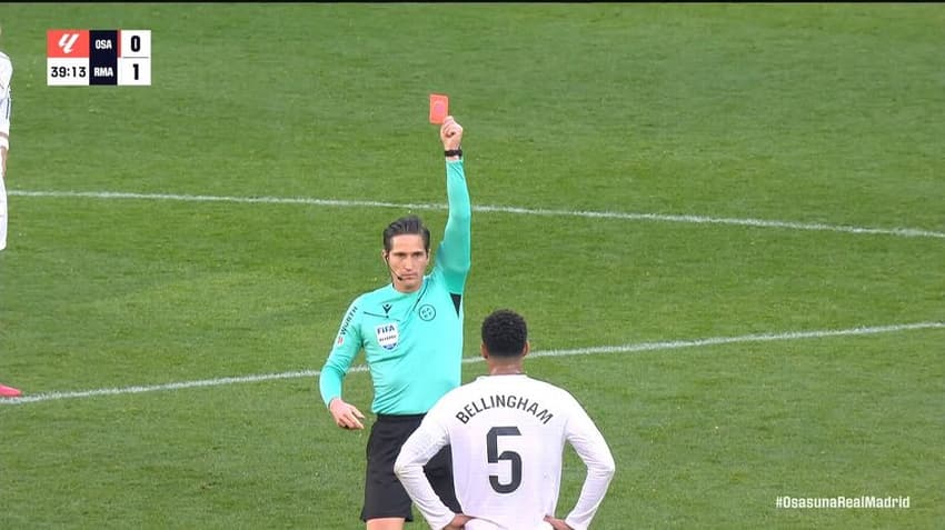  O árbitro José Luis Munuera Montero expulsou o meia Jude Bellingham, do Real Madrid, na partida contra o Osasuna (Foto: Reprodução/ESPN)