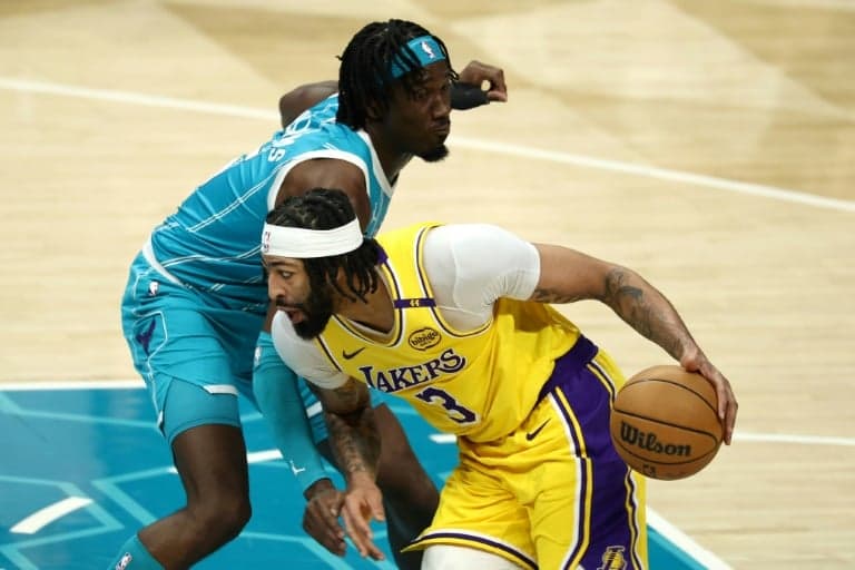 Mark Williams do Hornets em ação contra o Lakers (FOTO: JARED C. TILTON)