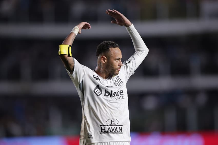 Jogos de hoje: Neymar entra em campo pelo Santos (Foto: Ettore Chiereguini/AGIF)