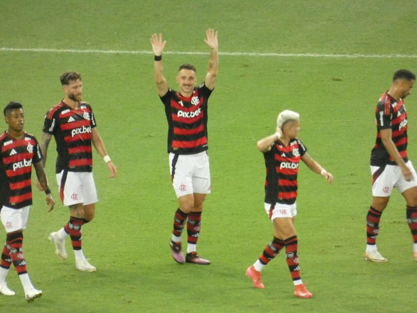 Léo Ortiz comemora gol no jogo do Flamengo contra o Maricá