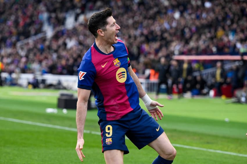 Robert Lewandowski comemora o 30º gol na temporada 2024-25, contra o Alavés, em La Liga (Foto: Josep Lago/AFP)