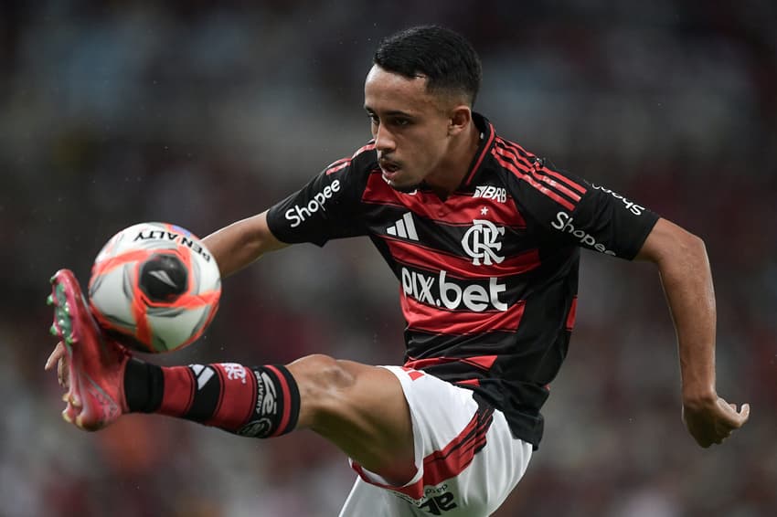 Matheus Gonçalves em ação pelo Flamengo contra o Maricá no Maracanã pelo Carioca