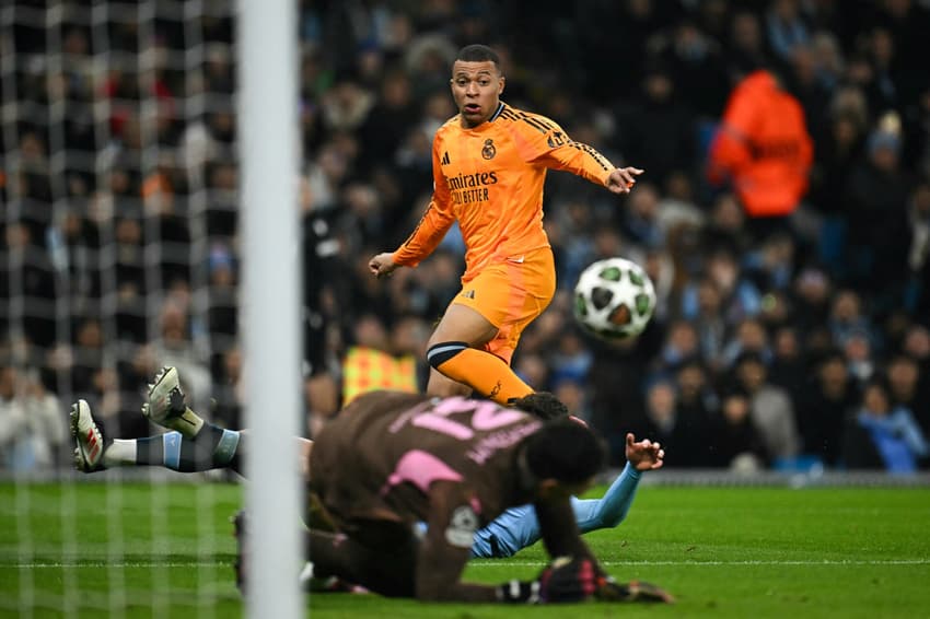 Kylian Mbappé em ação pelo Real Madrid contra o Manchester City (Foto: Paul Ellis/AFP)