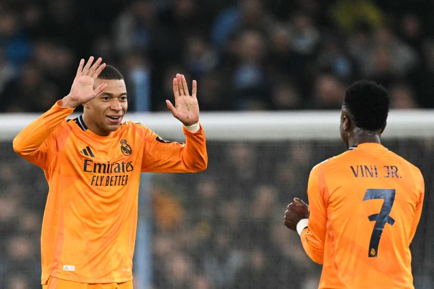 Kylian Mbappé celebra gol junto de Vini Jr em Manchester City x Real Madrid (Foto: Oli Scarff/AFP)