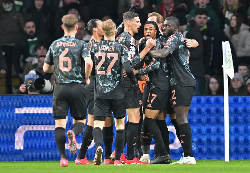 Time do Bayern de Munique celebra o gol de Olise contra o Celtic (Foto: Andy Buchanan/AFP)