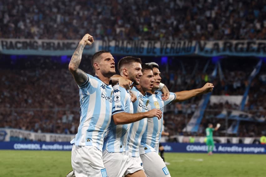 Jogadores do Racing comemoram gol contra o Botafogo no jogo de ida da Recopa Sul-Americana