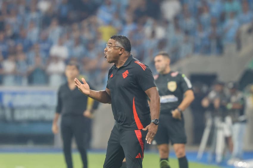 Roger Machado enquanto esteve à beira do campo no Gre-Nal 444