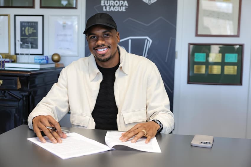 Julio Romão assina contrato com o Ferencvaros (Foto: Reprodução)