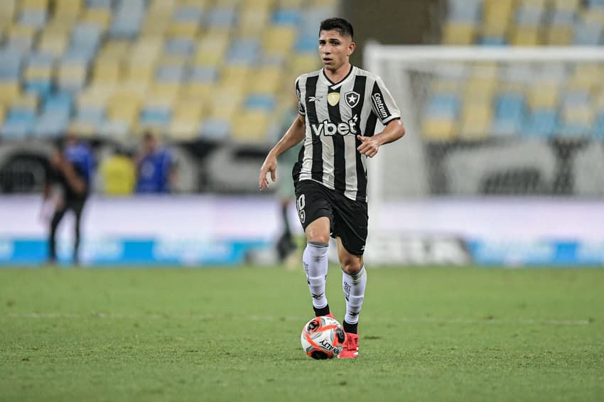 Rio De Janeiro, Brazil. 13th Feb, 2025. RJ – RIO DE JANEIRO – 02/12/2025 – CARIOCA 2025, FLAMENGO x BOTAFOGO – Savarino player of Botafogo during the match against Flamengo at the Maracana stadium for the 2025 Carioca championship. Photo: Thiago Ribeiro/A