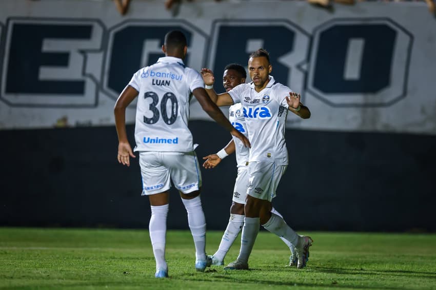 RS - FUTEBOL/COPA DO BRASIL 2024 /GREMIO XATLHETIC - ESPORTES - Lance da partida entre Gremio e Atlhetoc disputada na noite desta quarta-feira, na Arena Sicredi, em Sao Joao Del Rey, valida pela da Copa do Brasil 2025. FOTO: LUCAS UEBEL/GREMIO FBPA