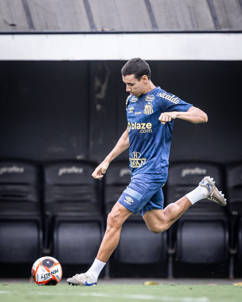 Gabrie Bontempo durante treino no CT Rei Pelé; Menino da Vila ganhou espaço durante o estadual. (Foto: Fotos: Raul Baretta/ Santos FC)