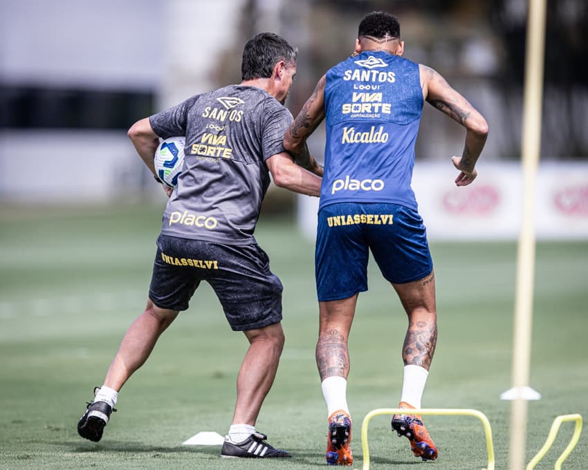 Neymar participa de treino no CT Rei Pelé neste sábado (22), em preparação para o Brasileirão. (Foto: Raul Baretta/ Santos FC)