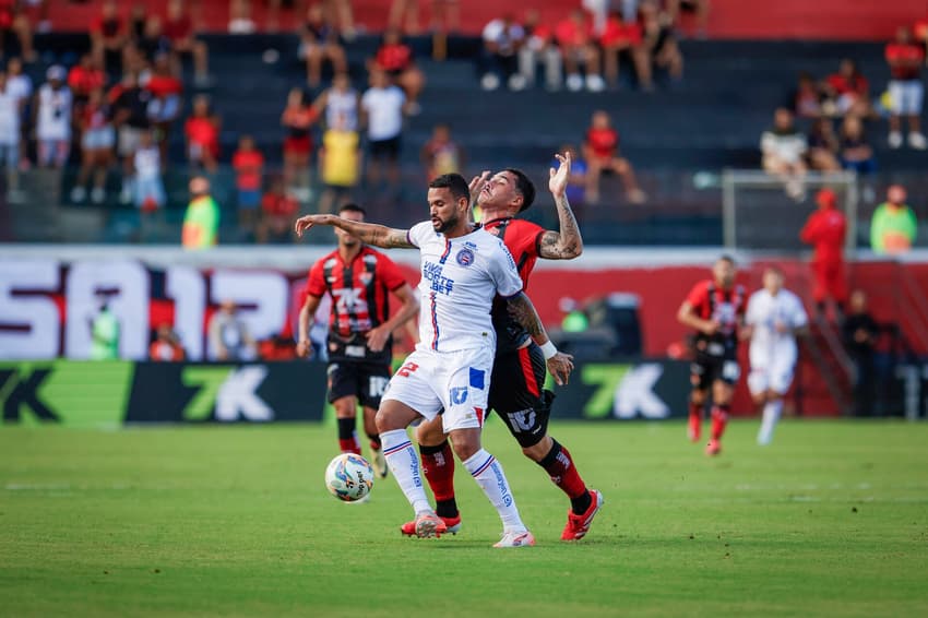 Willian José e Lucas Halter se enroscam em disputa pela bola na final do Campeonato Baiano