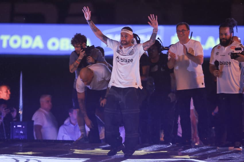 Neymar durante evento de apresentação do início da segunda passagem pelo Santos, na Vila Belmiro. (Foto: Reinaldo Campos/AGIF)