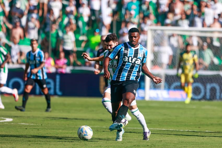 Legenda: RS - CAXIAS DO SUL - 01/03/2025 - GAÚCHO 2025, JUVENTUDE X GRÊMIO - Jemerson jogador do Grêmio durante partida contra o Juventude no estádio Alfredo Jaconi pelo campeonato Gaúcho 2025. Foto: Luiz Erbes/AGIF