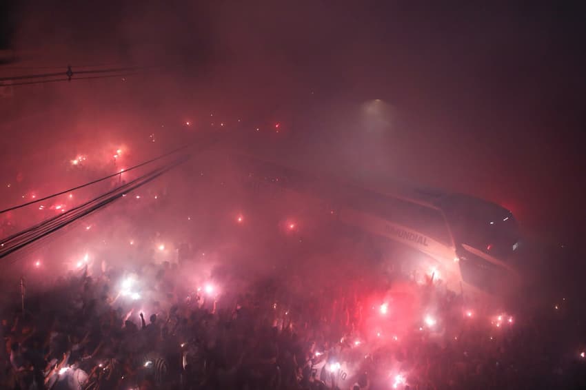 Torcida do Santos recebe o time no tradicional corredor de fogo antes da decisão contra o Bragantino. (Foto: Reinaldo Campos/AGIF)