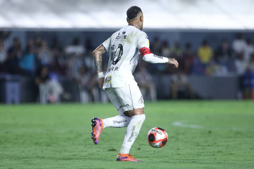 Neymar é decisivo na classificação do Santos para a semifinal do Paulistão com um gol e uma assistência. (Foto: Reinaldo Campos/AGIF)