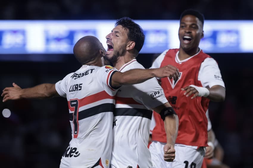 Calleri comemora gol com Lucas Moura na vitória diante do Novorizontino pelas quartas de final do Paulistão. (Foto: Marcello Zambrana/AGIF)