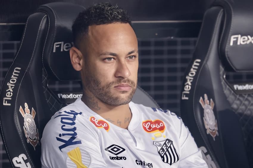 Neymar sente desconforto na coxa esquerda e fica de fora da semifinal contra o Corinthians. (Foto: Marcello Zambrana/AGIF)