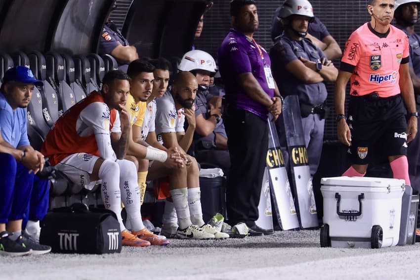 Neymar ficou no banco de reservas no duelo contra o Corinthians pela semifinal do Paulistão. (Foto: Marcello Zambrana/AGIF)