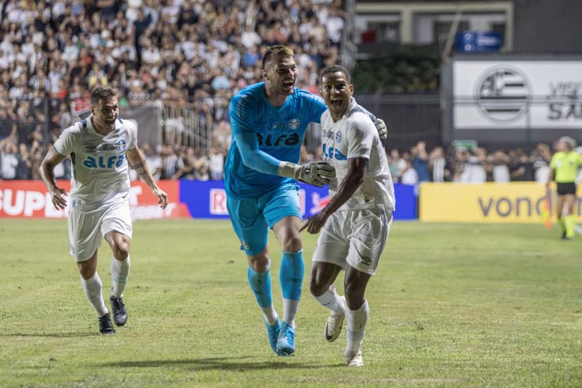 Legenda: MG - SÃO JOÃO DEL REI - 12/03/2025 - COPA DO BRASIL 2025, ATHLETIC CLUB X GRÊMIO - João Lucas jogador do Grêmio comemora seu gol durante partida contra o Athletic Club no estádio Joaquim Portugal pelo campeonato Copa Do Brasil 2025. Foto: Lucas Gabriel Cardoso/AGIF