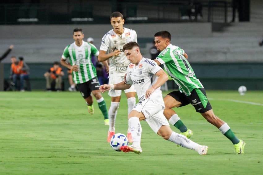 Em amistoso contra o Coritiba, Pedro Caixinha testou 23 jogadores do Santos. (Foto:  Robson Mafra/AGIF)