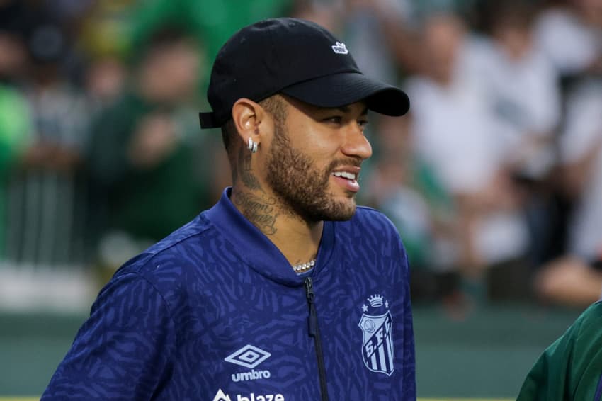 Neymar participa do amistoso contra o Coritiba como embaixador do Santos no evento. (Foto: Robson Mafra/AGIF)