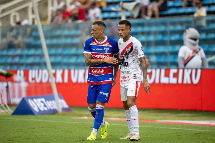 Breno Lopes   e Alanzinho em Ferroviário x Fortaleza  (Foto: Baggio Rodrigues/AGIF)