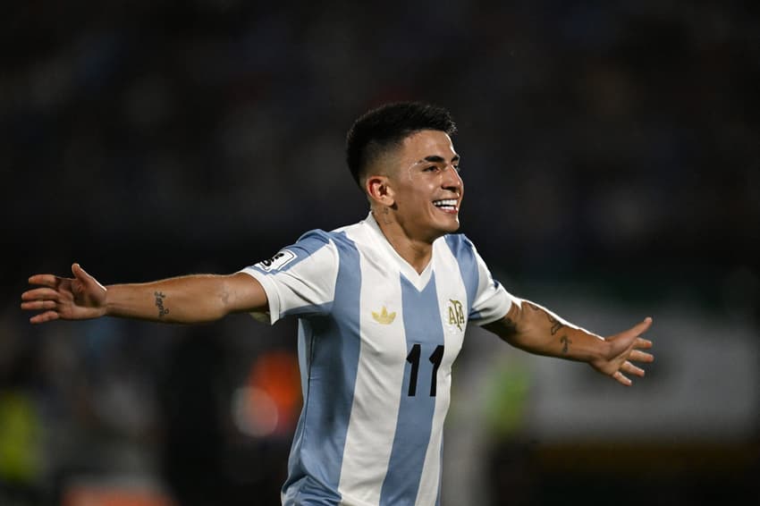 Thiago Almada comemora em Uruguai x Argentina. (foto: Eitan ABRAMOVICH / AFP)