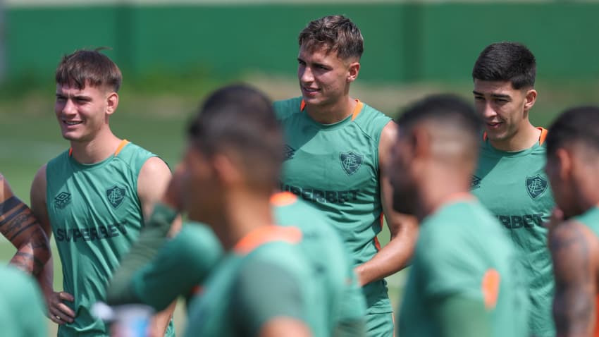 Bernal entre Lavega e Lezcano em treino do Fluminense